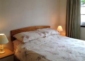 Un pat sau paturi într-o cameră la Bure-Way And Rosemere +3 fotografii