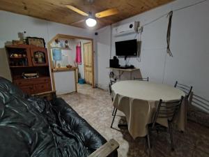Cabaña El Maturrango的客厅里有一张桌子和一张沙发