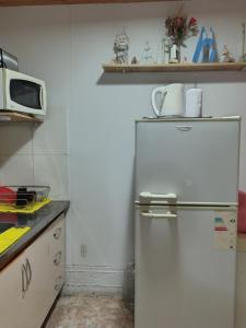 Cabaña El Maturrango的厨房配有白色冰箱 更多1张照片