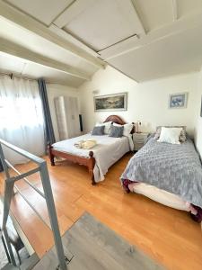 une chambre avec deux lits et un parquet dans l'établissement Alquiler en el CENTRO Luz, à Río Gallegos