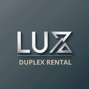 un panneau sur lequel on peut lire lxza sur fond bleu dans l'établissement Alquiler en el CENTRO Luz, à Río Gallegos