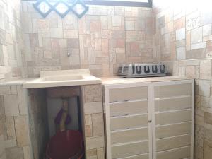 Acogedor Apto en el Rodadero في Gaira: مطبخ مع حوض وطاولة عمل +20 صورة