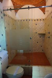 ein Badezimmer mit Dusche und Toilette in der Unterkunft Suites Poza Real in Tequisquiapan + 14 Fotos