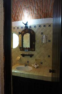 ein Badezimmer mit Waschbecken und Spiegel in der Unterkunft Suites Poza Real in Tequisquiapan