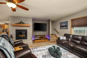 ein Wohnzimmer mit Couch und Kamin in der Unterkunft Alltitude Chalet in Government Camp
