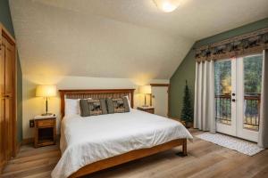 ein Schlafzimmer mit großem Bett und Fenster in der Unterkunft Alltitude Chalet in Government Camp