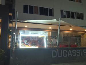 ein Imbissstand mit Zelt vor einem Gebäude in der Unterkunft Ducassi & Sun Beach in Punta Cana