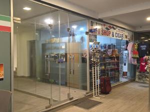 ein Geschäft mit einer Glastür in einem Laden in der Unterkunft Ducassi & Sun Beach in Punta Cana