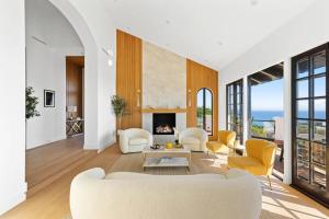 un salon avec un canapé et une cheminée dans l'établissement Villa Costera, à Las Flores