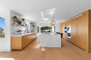 une cuisine avec un grand îlot au milieu dans l'établissement Villa Costera, à Las Flores