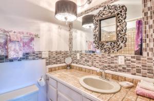 Koupelna v ubytování Whales Song + 41 fotografií