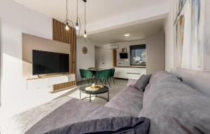 una sala de estar con un sofá y una mesa en Beautiful Home In Vir, en Kaštelina