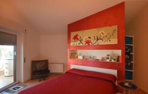 Canicattini Bagni3 Bedroom Stunning Home In Canicattini Bagni的卧室里有一张红床和一把椅子 更多23张照片