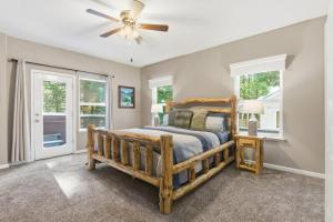 Ένα ή περισσότερα κρεβάτια σε δωμάτιο στο The Trailhead Hot Tub, Hikes & Night Skies