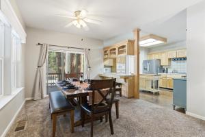 Η κουζίνα ή μικρή κουζίνα στο The Trailhead Hot Tub, Hikes & Night Skies