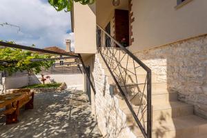 une rampe en verre sur le côté d'un bâtiment dans l'établissement Schönes Ferienhaus In Modrusani Mit Großem Garten, à Žminj