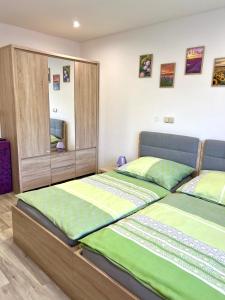 zwei nebeneinander stehende Betten in einem Schlafzimmer in der Unterkunft Slunný domek s terasou a zahradou in Zvíkovské Podhradí + 16 Fotos