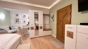 une chambre avec un lit et un salon dans l'établissement Apartment Marktgeflüster, à Bad Düben