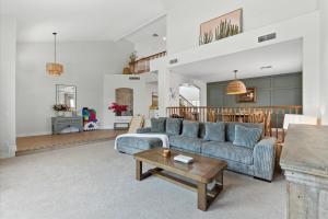 een woonkamer met twee blauwe banken en een tafel bij Splash Canyon - Splash Pad & Tons of Games - Gym in Chandler