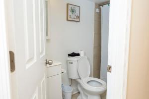 bagno con servizi igienici bianchi in camera di CityStay a Baltimora Altre 10 foto