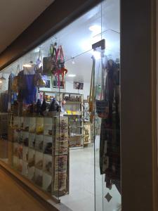 uma vitrine de uma loja com sapatos em Sol del Mar Caribe em Punta Cana