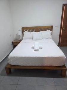 um quarto com uma cama com duas velas em cima em Sol del Mar Caribe em Punta Cana