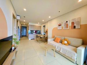 Una sala de estar con un sofá y una cocina. en The Song Apartment 5 Stars Vung Tau - Căn Hộ Du Lịch Biển Vũng Tàu, en Vung Tau