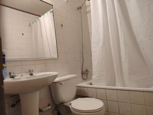 Vannituba majutusasutuses Casa cómoda en Ciudad de La Serena