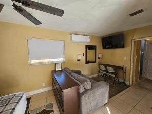 ein Wohnzimmer mit Couch und Flachbildfernseher in der Unterkunft The Vacay Inn in Lauderdale Lakes