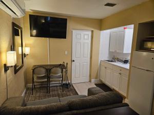 ein Wohnzimmer mit Couch und Tisch und eine Küche in der Unterkunft The Vacay Inn in Lauderdale Lakes + 5 Fotos