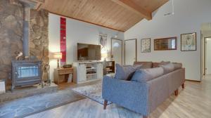 Μια τηλεόραση ή/και κέντρο ψυχαγωγίας στο BearlyMuvin Cabin