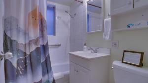 Ένα μπάνιο στο BearlyMuvin Cabin +50 φωτογραφίες