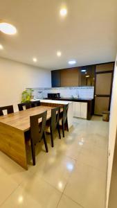 ein großes Esszimmer mit einem Tisch und Stühlen in der Unterkunft Departamento completo en el primer piso in Ayacucho