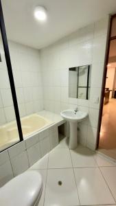 ein Badezimmer mit Waschbecken, Badewanne und Toilette in der Unterkunft Departamento completo en el primer piso in Ayacucho + 12 Fotos