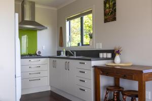 Η κουζίνα ή μικρή κουζίνα στο Keogans View - Spectacular Mountain & Ocean Views +10 φωτογραφίες