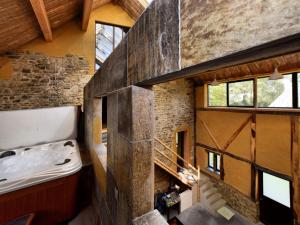 un vieux mur de briques dans une minuscule maison dans l'établissement Villa with Spa, Luxembourg, à Érezée 32 autres photos