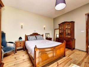 une chambre avec un lit, une commode et une chaise dans l'établissement Villa with Spa, Luxembourg, à Érezée