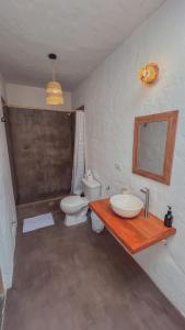 Ένα μπάνιο στο Kinti Coliving Mancora +31 φωτογραφίες