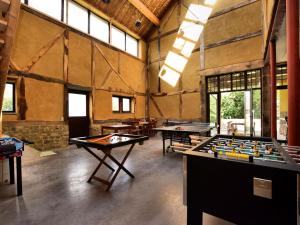 une grande chambre avec 2 tables de ping-pong. dans l'établissement Villa with Spa, Luxembourg, à Érezée