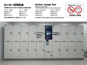 un distributeur automatique de casiers dans un bâtiment dans l'établissement Miyazaki Mango Hotel - Vacation STAY 58252v, à Miyazaki