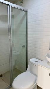 a bathroom with a shower and a toilet and a sink at Habitación con Balcón Castellares La Puebla in Ayacucho