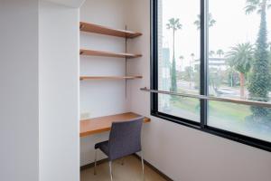 un bureau avec un bureau et une fenêtre dans l'établissement Miyazaki Mango Hotel - Vacation STAY 58309v, à Miyazaki