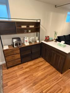 Kuchyň nebo kuchyňský kout v ubytování Basement suite with private entrance