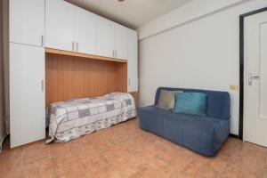 a room with a couch and a bed in it at 325 - Casa Pede a Deiva Marina - 300metri dalla Spiaggia e dal Mare e dal Centro Storico in Deiva Marina