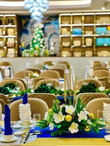 Una mesa con un mantel azul y flores. en Sandals Mimosa, en Da Lat