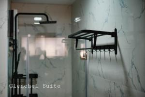 ein Badezimmer mit einem Toilettenpapierhalter an der Wand in der Unterkunft Condo in Marilao Bulacan at Cheer Residence in Marilao