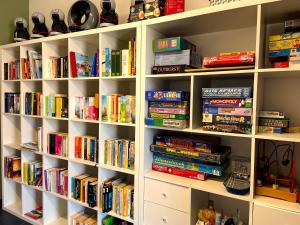 Knihovna v apartmánu + 18 fotografií