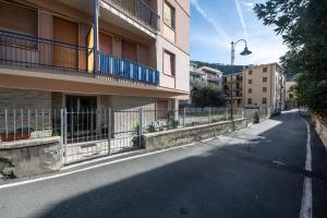 an empty street in front of a building at 325 - Casa Pede a Deiva Marina - 300metri dalla Spiaggia e dal Mare e dal Centro Storico in Deiva Marina