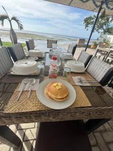 une table avec une assiette sur laquelle est posée une crêpe dans l'établissement the beachhouse cebu, à Dalaguete