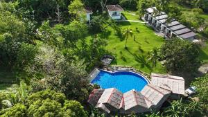 FerrolAnnabel's Resort的院子里游泳池的俯视图